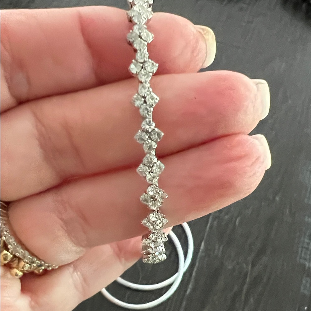 Elegant Silver Diamond-Patterned Bangle - image 2